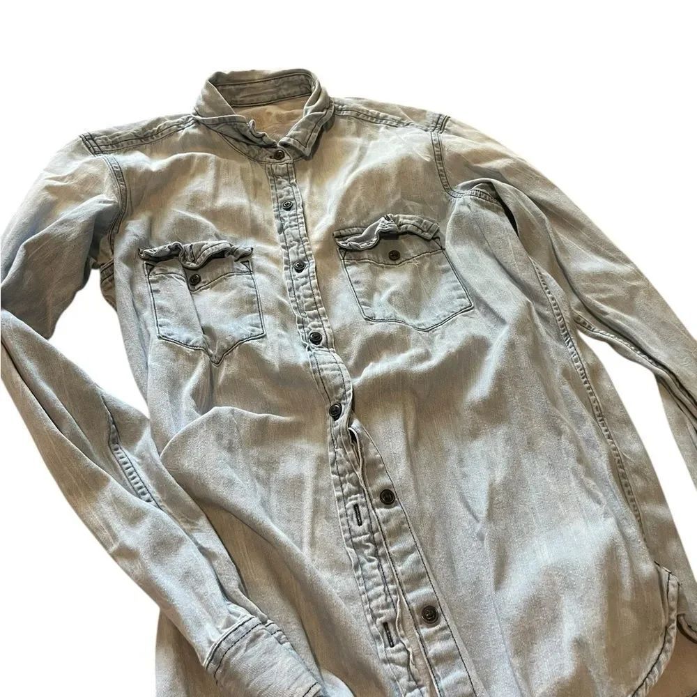 Gap size small Light Wash Denim Button-Up Shirt like new